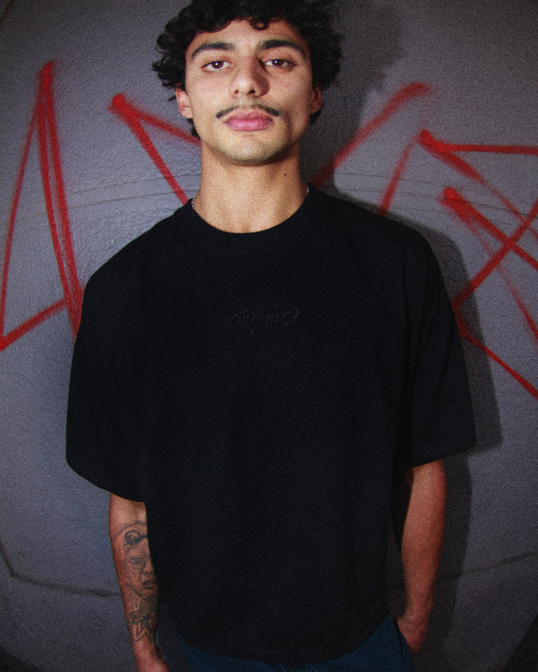 Polera Ellipse Bordado Negra Old Tree